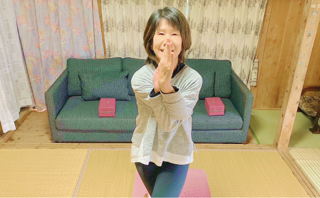 ヨガをするひろみねーねー